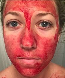 चेहरे पर ये लड़की लगाती है \'पीरियड ब्लड\', जानें क्या है इसके पीछे का राज