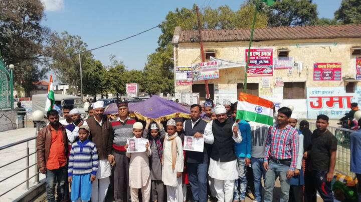 हजरत मुबारक शाह शहीद की दरगाह पर कांग्रेस के जिला महासचिव और प्रवक्ता अनवर हुसैन के नेतृत्व में कार्यकर्ताओं ने चादर पोशी की. इस दौरान चादरपोशी के लिए आमजन भी कांग्रेस कार्यकर्ताओं के साथ उमड़ पड़े. लोगों ने चादरपोशी की और विंग कमांडर अभिनंदन के लिए दुआ की.