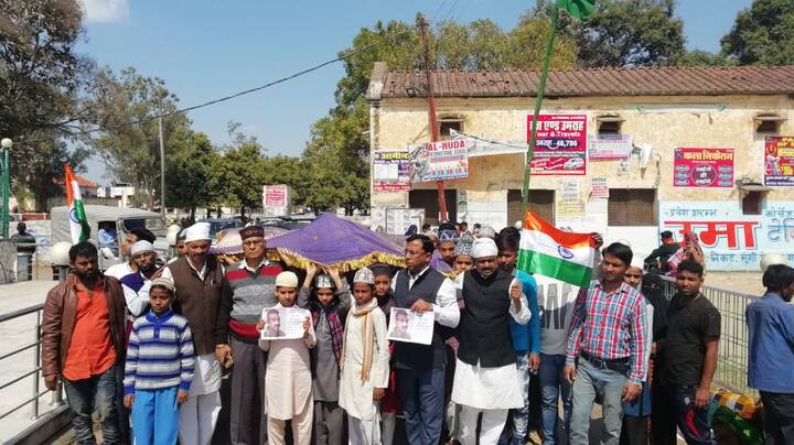 इस अवसर पर कांग्रेस के जिला महासचिव अनवर हुसैन, उपाध्यक्ष इं. एसएस पाण्डेय और सैयद इकबाल अहमद ने कहा कि भारत की सर्जिकल स्ट्राइक से पाकिस्तान बौखला गया है. उसने हमारे विंग कमांडर जांबाज अभिनंदन को हिरासत में ले लिया है.
