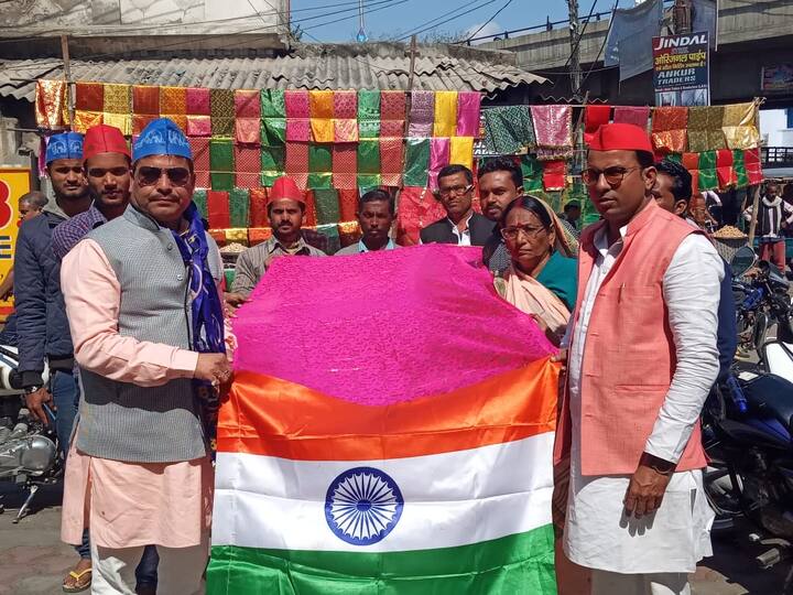 समाजवादी पार्टी के पूर्व नगर सचिव आफताब अहमद के नेतृत्व में सपा और बसपा के कार्यकर्ताओं ने धर्मशाला स्थित नक्को बाबा की मजार पर चादरपोशी की. यहां पर भी सपा और बसपा के अलावा आमजन भी चादरपोशी में शामिल हुए. सभी ने विंग कमांडर अभिनंदन की सलामती और सकुशल वापसी के लिए नक्को शाह बाबा की मजार पर चादर पोशी कर वापसी की दुआ मांगी.