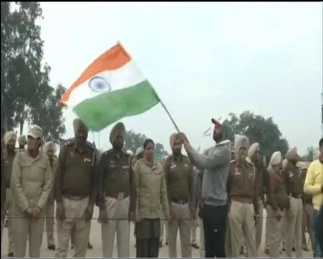 लोग सुबह से अपने वीर जवान का स्वागत करने के लिए आतुर थे.