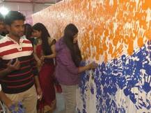 कुंभ में बना एक और वर्ल्ड रिकार्ड, दस हजार से ज़्यादा कलाकारों ने हाथ की छाप से बनाई पेंटिंग