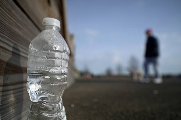 कैमिकल्स- बीपीए कैमिकल्स जो कि प्लास्टिक की बोतल, कंटेनर और घर में मौजूद अन्य् चीजों में पाया जाता है, उससे भी स्पर्म काउंट कम होता है.  