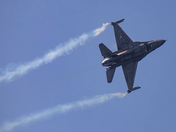 पाकिस्तानी पायलट को भारतीय समझकर भीड़ ने मार डाला, उड़ा रहा था F-16 Pilot of downed Pakistan Air Force F-16 Shahaz-ud-Din mistaken for Indian airman lynched by Nowshera mob पाकिस्तानी पायलट को भारतीय समझकर भीड़ ने मार डाला, उड़ा रहा था F-16