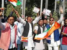 अभिनंदन: आतिशबाजी कर देशभक्ति गीतों पर झूमे लोग, मुंह मीठा करा जताई खुशी