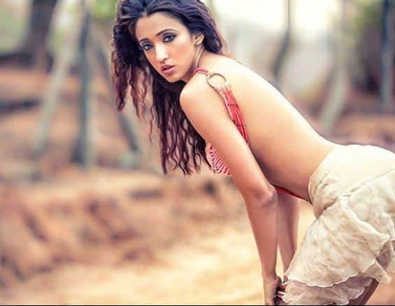 कई फैशन वीक के साथ ही आइरिस ने ज्वैलरी फैशन वीक में भी चार चांद लगा दिए थे. हम आइरिस के इंस्टाग्राम की कुछ तस्वीरें आपको दिखा रहे हैं.