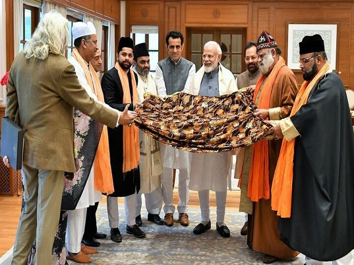 PM Narendra Modi sends chadar for Ajmer Sharif प्रधानमंत्री नरेंद्र मोदी ने अजमेर शरीफ दरगाह पर चढ़ाने के लिए चादर भिजवाई