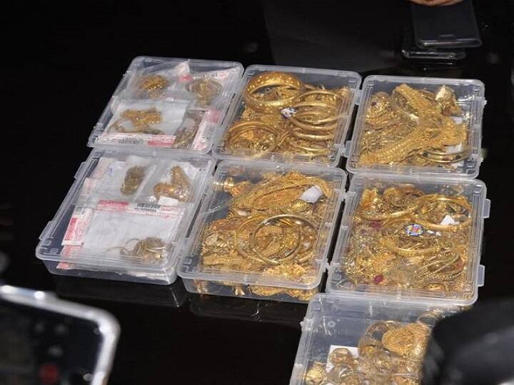 मेरठ: मेकअप आर्टिस्ट से पहले बदलवाया हुलिया फिर लूटा करोड़ों का सोना UP: Five crore gold robbery in Meerut, robbers had prepared a full proof plan to dodge the police मेरठ: मेकअप आर्टिस्ट से पहले बदलवाया हुलिया फिर लूटा करोड़ों का सोना