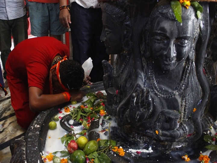 For this reason one thousand lotus flowers are offered to lord Shiva on baikunth chaturdashi 2020, know what is the mythical importance of this Baikunth Chaturdashi : तो इस वजह से शिव को अर्पित किए जाते हैं 1 हज़ार कमल के फूल, जानें क्या है इससे जुड़ा पौराणिक महत्व