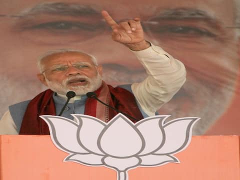 अमेठी से पीएम मोदी ने मनमोहन सरकार पर साधा निशाना, कहा- इन्होंने सुरक्षाबलों की परवाह नहीं की अमेठी से पीएम मोदी ने मनमोहन सरकार पर साधा निशाना, कहा- इन्होंने सुरक्षाबलों की परवाह नहीं की