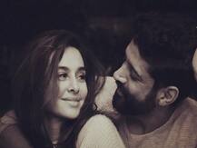 फरहान अख्तर ने कर ली है गर्लफ्रेंड शिबानी संग सगाई? दोनों की ये तस्वीर उठा रही कई सवाल