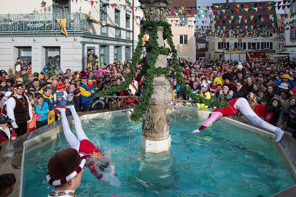 लड़की को किस करने से पहले प्रतिभागी को फाउंटेन में छलांग लगानी होती है. 