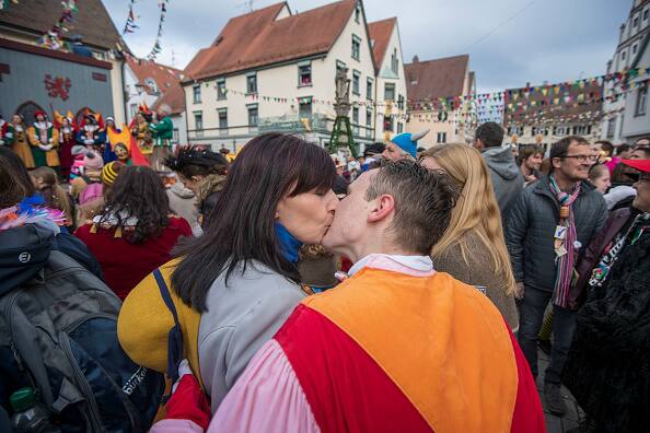 इस कार्निवल के तहत मुंडेरकिंग में कार्निवल परेड को ट्रेडिशनल रूप से युवा प्रतिभागी मुख्य चौराहे पर फाउंटने तक ले जाते हैं, जिसके बाद उन्हें आसपास की किसी   भी लड़की को चूमने की आजादी होती है. 