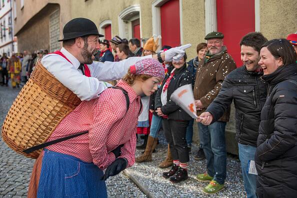 अल्मेनिक कार्निवल पूरे दक्षिण-पश्चिमी जर्मनी में परेड के साथ आयोजित होता है. 