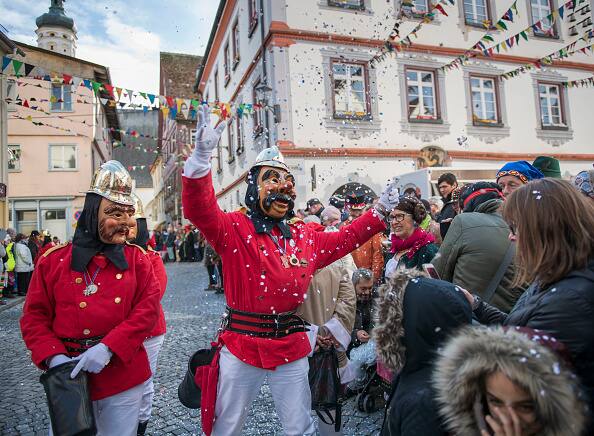 यूं तो जर्मनी में त्योहार और पार्टी का मौसम नवंबर के दूसरे सप्ताह से शुरू हो जाता है लेकिन अभी वहां अल्मेनिक कार्निवल चल रहा है. सभी फोटोः गेटी इमेज 
