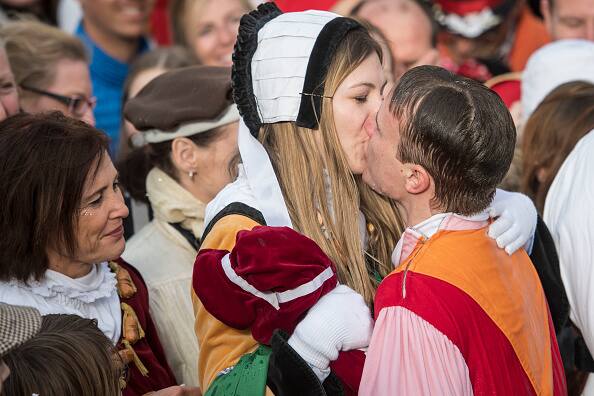 आप इन तस्वीरों में देख सकते हैं लोग कैसे लड़कियों को किस करते दिखाई दे रहे हैं. 