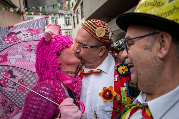 हालांकि कुछ पुरुष अपनी हमउम्र को ही किस करना पसंद करते हैं. 