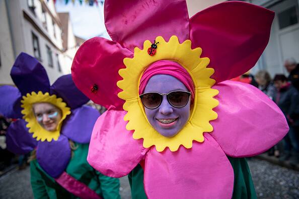 पश्चिम जर्मनी में इस कार्निवाल की पौराणिक कथाओं के मुताबिक, धोबी महिलाओं द्वारा 1824 के एक विद्रोह की याद में, महिलाएं शहर के हॉल में घुस जाती हैं,   पुरुषों की टाइयों को काट देती हैं और उन्हें उनके रास्ते से गुजरने वाले किसी भी आदमी का चुंबन लेने की अनुमति होती है. 