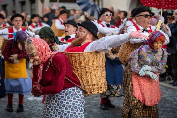 दक्षिण-पश्चिम जर्मनी में इस इस कार्निवाल की पौराणिक कथाओं के मुताबिक, ये समय साल के उस समय का प्रतिनिधित्व करता है जब ठण्ड का प्रभाव यानि   सर्दियों की स्याह आत्माओं का शासन समाप्त हो चुका होता है और इन आत्माओं को मार कर इस कार्निवल में बाहर कर दिया जाता है.