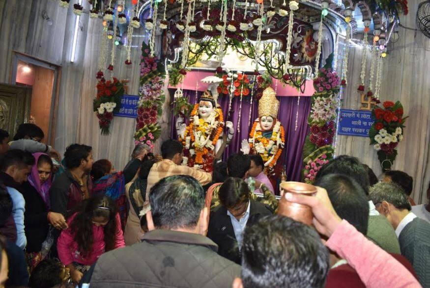 MahaShivratri 2019: large crowd of people reched at Augarhnath temple of Merut मेरठ: क्रांतिधरा के औघड़नाथ मंदिर में शिवभक्ति के साथ बहती है देश-प्रेम की बयार