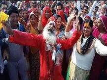 Kumbh Mela 2019: कुंभ मेले पर एयर स्ट्राइक इफेक्ट, खूब थिरके देशभक्ति के जज़्बे में डूबे लोग