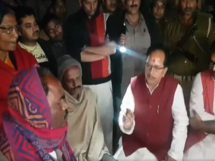 बिहार: शहीद पिंटू सिंह को श्रद्धांजलि देने पहुंचे बीजेपी के मंत्री, परिवार ने कहा- आपने देर कर दी, ये अपमान है BJP Min Vijay Sinha visited residence of CRPF martyr Pintu Singh, family member said you came so late बिहार: शहीद पिंटू सिंह को श्रद्धांजलि देने पहुंचे बीजेपी के मंत्री, परिवार ने कहा- आपने देर कर दी, ये अपमान है