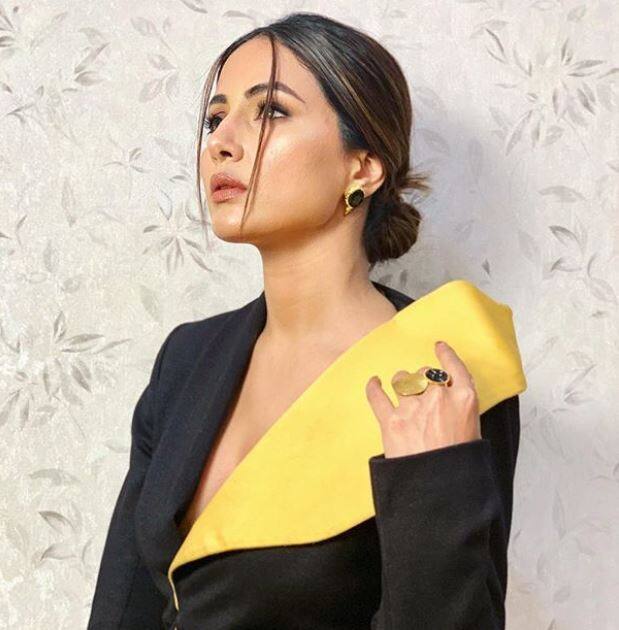 हिना खान की गिनती छोटे पर्दे के बड़े सितारों में की जाती है. सोशल मीडिया पर उनके चाहने वालों की तादाद लाखों में है. हिना सोशल मीडिया पर लगातार अपनी तस्वीरें शेयर करती रहती हैं. हाल ही में हिना ने अपनी कुछ तस्वीरें साझा की हैं. इन तस्वीरों में वो काले रंग के कोट में नजर आ रही हैं. आगे देखें हिना खान की ग्लैमरस तस्वीरें. (तस्वीर-इंस्टाग्राम)