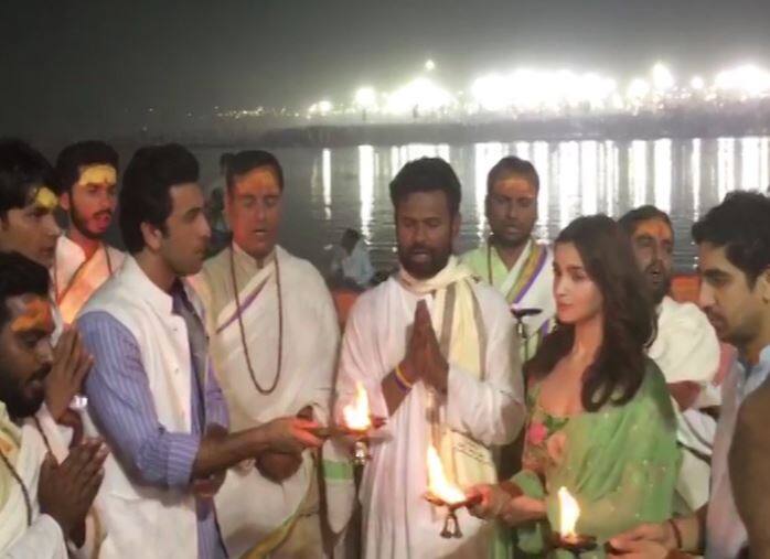 Kumbh Mela 2019: कुंभ मेले में रणबीर-आलिया ने किया फिल्म ब्रह्मास्त्र का प्रमोशन, हवा में उड़ाए गए डेढ़ सौ से ज़्यादा ड्रोन कैमरे