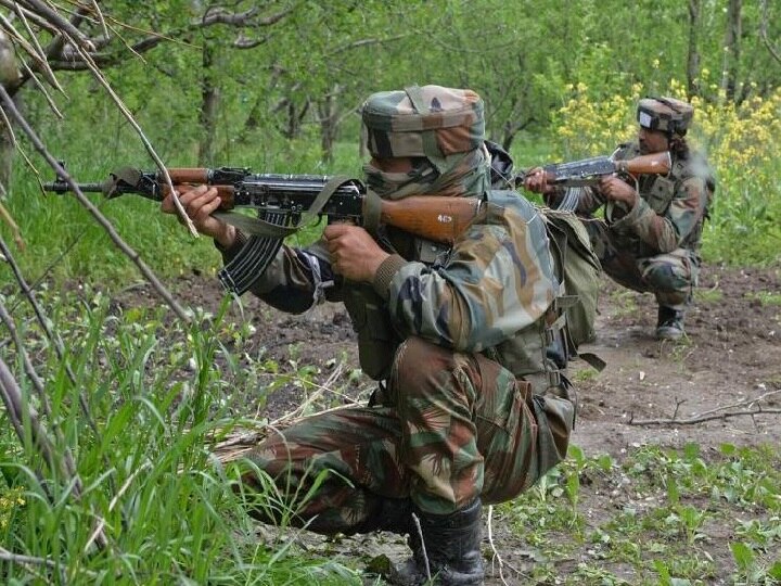 Jammu Kashmir Three terrorists killed in an encounter with police in Tral जम्मू-कश्मीरः त्राल में सर्च ऑपरेशन के दौरान सुरक्षाबलों पर फायरिंग, एनकाउंटर में 3 आतंकी ढेर