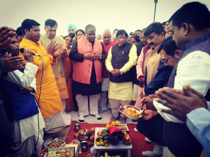 बीजेपी नेताओं ने रैली को सफल बनाने के लिए बीते सोमवार को रैली स्थल पर तीन आचार्यों से भूमि पूजन कराया. शिवरात्रि के दिन भूमि पूजन को आचार्यों ने बहुत ही शुभ माना है. निराला नगर स्थित रेलवे मैदान पर 8 मार्च को प्रधानमंत्री नरेन्द्र मोदी जनसभा को संबोधित करेंगे. भारतीय जनता पार्टी के नेता और स्वयं पीएम के लिए रेलवे ग्राउंड बहुत ही शुभ माना गया है. नरेन्द्र मोदी इस मैदान में तीसरी रैली करने जा रहे हैं.