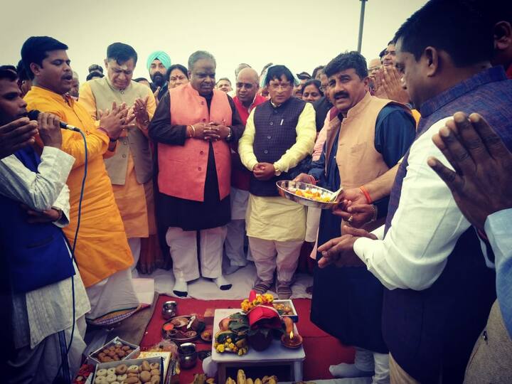 यूपी लोकसभा प्रभारी ने कहा कि तीन आचार्यों ने भूमि पूजन कराया. आचार्य आशीष तिवारी, आचार्य राहुल पाण्डेय, आचार्य ब्रजेश ने बताया कि शिवरात्रि का महाभियोग का अवसर था. इस अवसर पर जो भी पूजन पथ होता है वो बहुत ही शुभ होता है. उन्होंने कहा कि इस पूजन से रैली बहुत ही सफल साबित होगी और निश्चित ही भारतीय जनता पार्टी को सफलता मिलेगी. 