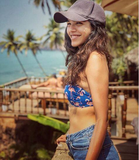 श्रिया इंस्टाग्राम पर बेहद सक्रिय हैं. वे अक्सर अपने काम और इवेंट की तस्वीरें फैंस के साथ शेयर करती हैं. 