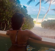 बिकिनी में ऐसी बोल्ड तस्वीरें पोस्ट कर इंटरनेट पर खलबली मचा रही है शिबानी डांडेकर, देखें तस्वीरें