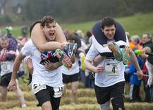 देखें कैसे बीवी को कंधे पर लादकर भाग रहे हैं ये पति, तस्वीरें है बेहद दिलचस्प, देखें तस्वीरें