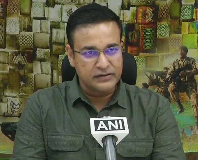 मिल के डायरेक्टर का कहना है कि हमने इन साड़ियों में अपनी रक्षा की ताकत को चित्रित किया है. हमने जवानों की ताकत, नए टैंक, तेजस और अन्य को दिखाया है.