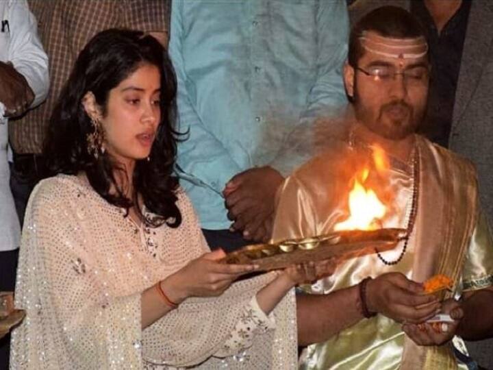 मंदिर पहुंची जाह्ववी कपूर ने वहां अपने हाथों से आरती भी की.