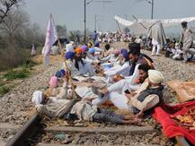 पंजाब: पूर्ण कर्जमाफी को लेकर किसानों का आंदोलन जारी, अमृतसर-दिल्ली लाइन पर 8 ट्रेन रद्द