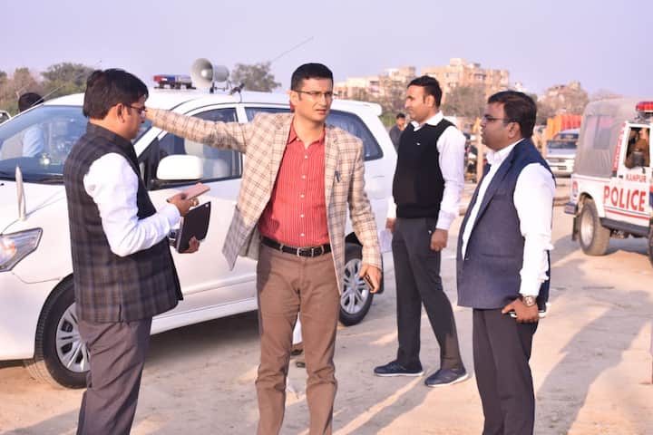 प्रधानमंत्री नरेंद्र मोदी की 8 मार्च को कानपुर के रेलवे मैदान में प्रस्तावित रैली होनी है. मंगलवार को पहुंची एसपीजी टीम ने जिलाप्रशासन और पुलिस प्रशासन के साथ बैठक की और तैयारियों का जायजा लिया. शाम के वक्त एसपीजी ने रैली स्थल को अपने कब्जे में ले लिया.