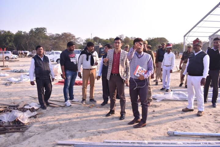 एसपीजी मंगलवार दोपहर बाद जब निराला नगर स्थित रेलवे ग्राउंड पहुंची तो उसने सबसे मैदान के अंदर की भीड़ को बाहर निकलवाने का काम किया. उच्च अधिकारियों के साथ बैठक करने के बाद एसपीजी एयरपोर्ट पहुची और वहां की सुरक्षा व्यवस्था का जायजा लिया.