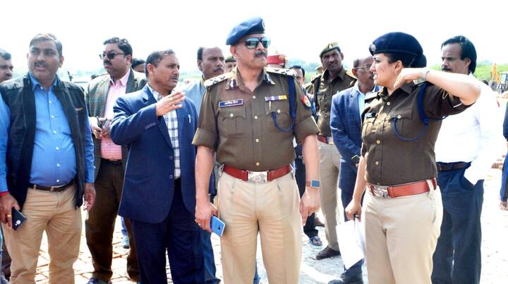 इसके साथ ही रैली स्थल के सामने से गुजरने वाली गोविन्द नगर से बर्रा बाईपास को जाने सड़क का निरीक्षण किया और वहां से गुजरने वाले वाहनों की आवाजाही को बंद कराने के निर्देश दिए. इसके साथ ही रेलवे मैदान के पीछे की तरफ की झाड़ियों को साफ़ कराने और उसके चारों तरह फ़ोर्स तैनात करने की बात कही. एसपीजी के साथ मिलेट्री, आरपीऍफ़, पीएसी को तैनात कर दिया गया है.