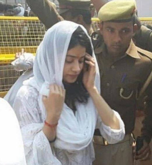 मंदिर पहुंची जाह्नवी की एक झलक पाने के लिए वहां फैंस की जबरदस्त भीड़ उमड़ी, जिसे काबू पाना पुलिस के लिए भी मुश्किल हो गया.