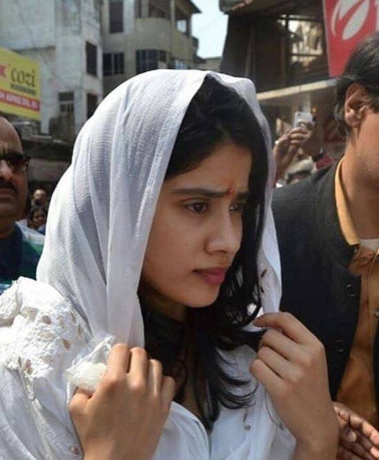 मंदिर में पहुंची जाह्नवी कपूर की कई तस्वीरें सोशल मीडिया पर वायरल हो रही हैं. इन तस्वीरों में आप देख सकते हैं कि जाह्नवी कपूर एकदम सिंपल अंदाज में नजर आ रही हैं. 