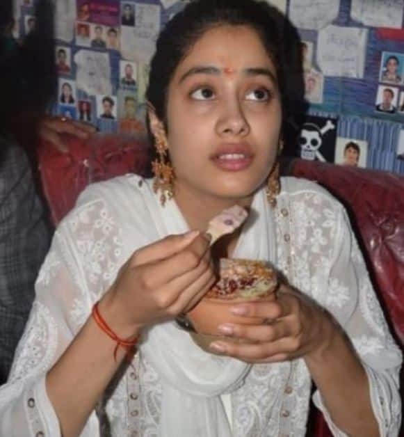 इसी दौरान की एक तस्वीर जाह्नवी ने अपनी इंस्टा स्टोरी में शेयर करते हुए लिखा, 'कभी न कभी सपने पूरे होते हैं'.