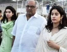 IN PICS: जन्मदिन पर काशी विश्वनाथ पहुंची जाह्नवी, रबड़ी का लुत्फ उठाती आईं नजर