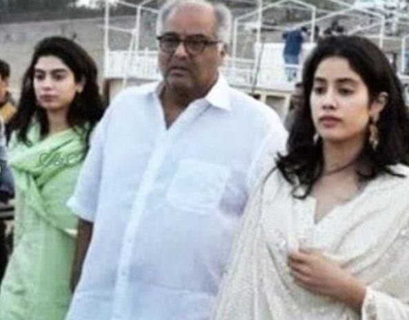 जाह्नवी कपूर आज अपना 22वां जन्मदिन मना रही हैं और इस खास दिन के मौके पर वो अपने पिता बोनी कपूर और बहन खुशी कपूर के साथ वाराणसी के प्रसिद्ध मंदिर काशी विश्वनाथ पहुंची.