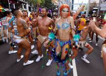 शुरू हुआ ‘मार्डी ग्रास’ फेस्टिवल, जानें क्यों यहां सरेआम अपने कपड़े उतारते हैं लड़के-लड़कियां