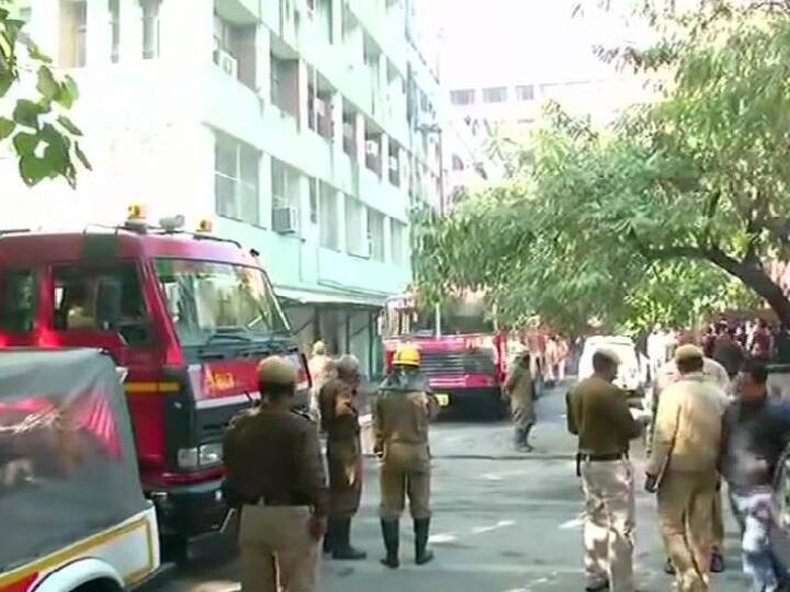 दिल्ली: सीजीओ कॉम्पलेक्स में लगी आग, CISF के एक सब इंस्पेक्टर की मौत Fire breaks out at office of Ministry of Social Justice and Empowerment in CGO complex in Delhi दिल्ली: सीजीओ कॉम्पलेक्स में लगी आग, CISF के एक सब इंस्पेक्टर की मौत