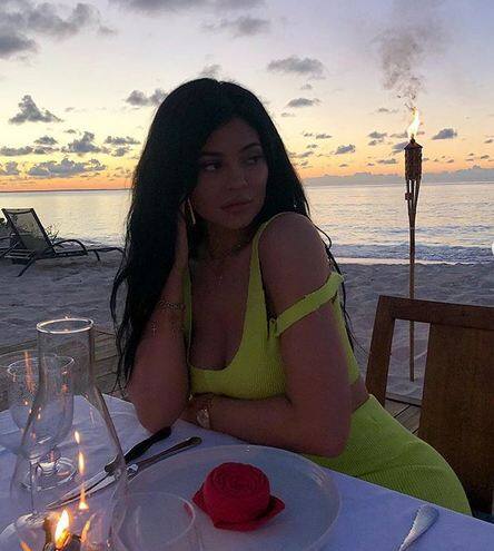 इस बारे में खुद काइली जेनर का कहना है कि मैंने फ्यूचर में इसकी कभी उम्मीद नहीं की थी कि दुनिया की सबसे कम उम्र की अरबपति बनूंगी. लेकिन ऐसा   होने पर वाकई बहुत अच्छा लगता है.  