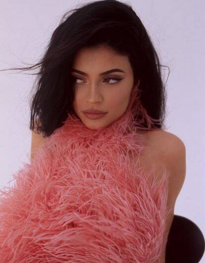   बताते चलें, काइली ने अपना काइली कॉस्मेटिक 2015 में शुरू किया था. इसका प्रमोशन अक्सर काइली फेसबुक, इंस्टाग्राम और ट्विटर पर करती रहती हैं.   दिलचस्प बात ये है कि अपने प्रोडक्ट के लिए काइली खुद की मॉडल बनती हैं.  