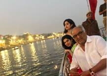 तलवार से केक काटकर जाह्नवी कपूर ने पापा और बहन के साथ मनाया जन्मदिन, देखें तस्वीरें